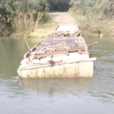 Localizada no Rio Pelotas, a ponte das Goiabeiras é principal ligação entres as Serras Gaúcha e Catarinense, passando pelas cidades de Bom Jesus e São Joaquim (SC). A estrutura está interditada desde o começo de maio, quando parte da ponte foi levada pela décima vez pela força da água do rio devido a chuva que atingiu a região dos Campos de Cima da Serra. Ainda não data para liberação da estrutura. <!-- NICAID(15096232) -->