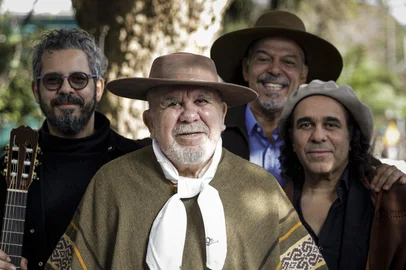 PORTO ALEGRE, RS, BRASIL, 06-08-2025: Bagre e os filhos Paulinho (E), Neto e Ernesto Fagundes (D) no bairro Bom Fim. Os Fagundes participam do projeto A Música do Rio Grande e interpretam o "Canto Alegretense". No dia 14 de agosto, o grupo apresenta "Os Fagundes - De Filho Para Pai", no Teatro do Bourbon Country. Foto: Mateus Bruxel/Agência RBSIndexador: MATEUS BRUXEL<!-- NICAID(16095663) -->