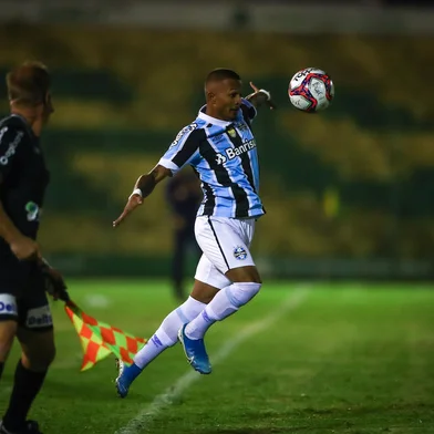 Gremio x YpirangaRS - FUTEBOL/GAUCHAO 2021/GREMIO X YPIRANGA - ESPORTES - Lance da partida entre Ypiranga e Gremio disputada na noite deste sabado, no estadio Colosso da Lagoa, em Erechim, valida pela  Campeonato Gaucho 2021. FOTO: LUCAS UEBEL/GREMIO FBPAEditoria: SPOLocal: ErechimIndexador: Lucas UebelSecao: futebolFonte: Gremio.netFotógrafo: Gremio x Ypiranga<!-- NICAID(14765960) -->