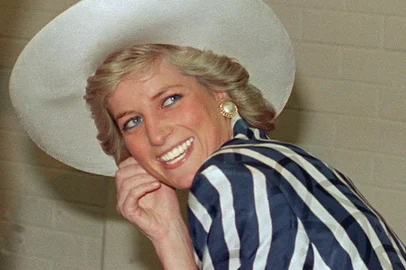 (FILES) In this file photo taken on January 27, 1988 Princess of Wales Diana poses, during her visit to the Footscray Park in suburb of Melbourne. - Princes William and Harry set aside their differences on July 1, 2021, to unveil a new statue to their mother, Princess Diana, on what would have been her 60th birthday. (Photo by PATRICK RIVIERE / AFP)<!-- NICAID(14822972) -->