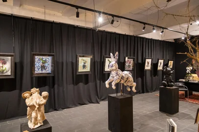 A exposição “I’m a Book”, do artista Sergio Lopes, chega a Caxias do Sul em uma mostra especial que marca a nova fase de seu trabalho.A partir do dia 8 de outubro, o artista apresenta, no espaço Unique Wood Design & Société des Poètes, uma seleção de obras que integram a exposição em cartaz em São Paulo. A mostra simboliza um diálogo entre universos criativos — a arte contemporânea de Sergio Lopes e a curadoria natural e orgânica de Eliane De Zorzi Nesello, diretora da Unique Wood Design.<!-- NICAID(16139940) -->