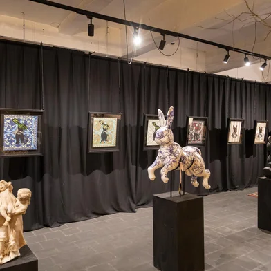 A exposição “I’m a Book”, do artista Sergio Lopes, chega a Caxias do Sul em uma mostra especial que marca a nova fase de seu trabalho.A partir do dia 8 de outubro, o artista apresenta, no espaço Unique Wood Design & Société des Poètes, uma seleção de obras que integram a exposição em cartaz em São Paulo. A mostra simboliza um diálogo entre universos criativos — a arte contemporânea de Sergio Lopes e a curadoria natural e orgânica de Eliane De Zorzi Nesello, diretora da Unique Wood Design.<!-- NICAID(16139940) -->