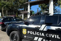 A Polícia Civil do Estado do Rio Grande do Sul, por meio da Delegacia de Polícia de Farroupilha, deflagrou na presente data uma operação que resultou na prisão preventiva de dois indivíduos — um homem, de 31 anos, e uma mulher, de 40 anos — responsáveis pela administração e proprietários de uma clínica para dependentes químicos com duas unidades localizadas no município de Farroupilha. A ação contou com o apoio do Ministério Público e da Assistência Social do Município, e mobilizou cerca de 13 policiais civis.<!-- NICAID(16067210) -->