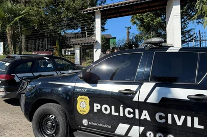 A Polícia Civil do Estado do Rio Grande do Sul, por meio da Delegacia de Polícia de Farroupilha, deflagrou na presente data uma operação que resultou na prisão preventiva de dois indivíduos — um homem, de 31 anos, e uma mulher, de 40 anos — responsáveis pela administração e proprietários de uma clínica para dependentes químicos com duas unidades localizadas no município de Farroupilha. A ação contou com o apoio do Ministério Público e da Assistência Social do Município, e mobilizou cerca de 13 policiais civis.<!-- NICAID(16067210) -->