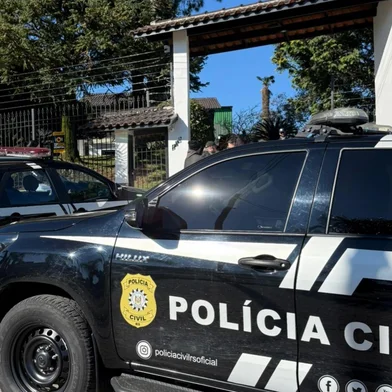 A Polícia Civil do Estado do Rio Grande do Sul, por meio da Delegacia de Polícia de Farroupilha, deflagrou na presente data uma operação que resultou na prisão preventiva de dois indivíduos — um homem, de 31 anos, e uma mulher, de 40 anos — responsáveis pela administração e proprietários de uma clínica para dependentes químicos com duas unidades localizadas no município de Farroupilha. A ação contou com o apoio do Ministério Público e da Assistência Social do Município, e mobilizou cerca de 13 policiais civis.<!-- NICAID(16067210) -->