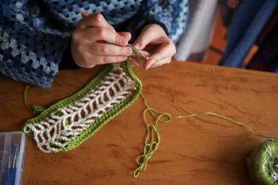 Marina Pires da Rosa, 28 anos, crocheteira e faz roupas com crochê. Atividades manuais ancestrais que as jovens estão resgatando, seja por prazer, para relaxar, para ter um momento com as amigas ou para ter uma renda extra.<!-- NICAID(15863652) -->