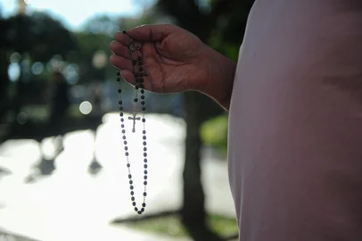 CAXIAS DO SUL, RS, BRASIL, 08/06/2023. Para marcar a data de Corpus Christi a Diocese de Caxias do Sul celebra uma missa, partir das 15h, em frente a Praça Dante Alighieri. Após a cerimônia, ocorre a tradicional procissão com o Santíssimo Sacramento, com início na Catedral seguindo pela Rua Sinimbu até a Igreja de São Pelegrino, onde será dada a bênção com o Santíssimo. (Bruno Todeschini/Agência RBS)Indexador: BTK<!-- NICAID(15451764) -->