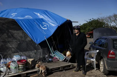 Porto Alegre, RS, Brasil, 29-06-2024: Paulo Henrique Martins Marques, 53 anos, acougueiro, acampado na Ilha das Flores. Moradores da regiao das ilhas que tiveram as casas atingidas seguem acampados as margens da BR-290 desde a enchente de maio. Baixas temperaturas e vento forte agravam ainda mais a situacao de quem vive a beira da estrada. Foto: Mateus Bruxel / Agencia RBS<!-- NICAID(15801482) -->