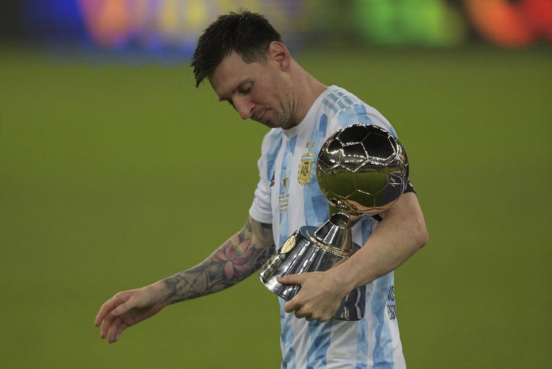 Argentina's Lionel Messi holds the trophy for Best Player of the Copa America, a distinction shared with Brazil's Neymar, after winning the Conmebol 2021 Copa America football tournament final match against Brazil at Maracana Stadium in Rio de Janeiro, Brazil, on July 10, 2021. - Argentina won 1-0. (Photo by CARL DE SOUZA / AFP)Editoria: SPOLocal: Rio de JaneiroIndexador: CARL DE SOUZASecao: soccerFonte: AFPFotógrafo: STF<!-- NICAID(14831858) -->