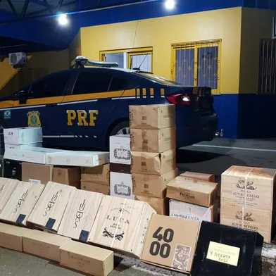 PRF apreende carga ilegal de vinhos avaliada em R$ 200 mil, em Veranópolis<!-- NICAID(15408326) -->