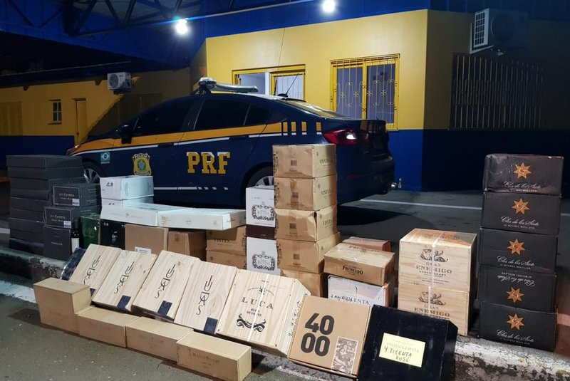 PRF apreende carga ilegal de vinhos avaliada em R$ 200 mil, em Veranópolis<!-- NICAID(15408326) -->