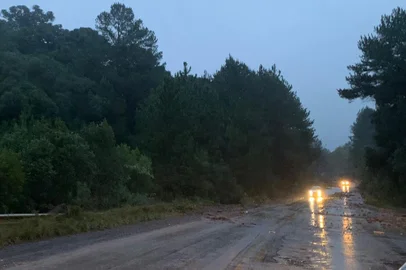 Deslizamento de terra rompe novamente adutora do Sistema Marrecas, em Caxias<!-- NICAID(15762282) -->