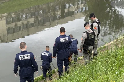 O corpo de um homem foi encontrando boiando no Arroio Dilúvio, na Avenida Ipiranga, em Porto Alegre, na manhã desta sexta-feira (16).<!-- NICAID(16388699) -->