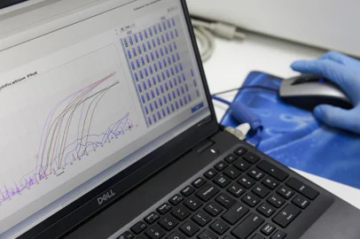 PORTO ALEGRE, RS, BRASIL, 26-01-2022:  Laboratorios em funcionamento no Instituto de Ciencias Basicas da Saude da UFRGS realizam testes PCR. (Foto: Mateus Bruxel / Agencia RBS)Indexador: Mateus Bruxel<!-- NICAID(14999299) -->