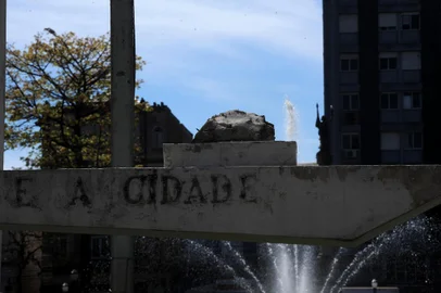 CAXIAS DO SUL, RS, BRASIL, 27/08/2021 - Situação da placas, bustos e estátuas na praça Dante Alighieri. Conhecido como coração da cidade, espaço está abandonado, com depredações e relatos de vandalismo. (Marcelo Casagrande/Agência RBS)<!-- NICAID(14874222) -->