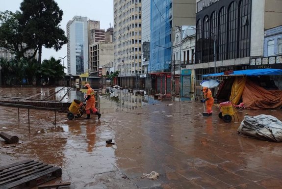 Garis fazem a limpeza do Centro de Porto Alegre com recuo da água e redução do nível do Guaíba<!-- NICAID(15767611) -->