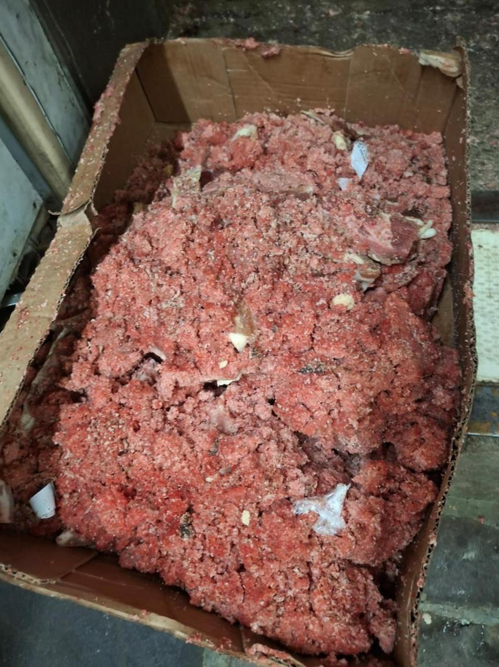 Oito toneladas de produtos impr&oacute;prios e item com validade expirada em 2017 s&atilde;o apreendidos em Farroupilha