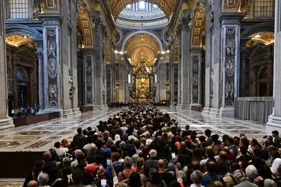 People queue to pay respects as the body of Pope Francis lies in state inside St. Peters Basilica in The Vatican, on April 23, 2025. Tens of thousands of mourners began saying their last goodbyes to Pope Francis at St Peter's Basilica Wednesday, as the body of the late Argentine pontiff began three days of lying in state. (Photo by Tiziana FABI / AFP)Editoria: RELLocal: Vatican CityIndexador: TIZIANA FABISecao: popeFonte: AFPFotógrafo: STF<!-- NICAID(16022797) -->