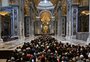 Com aplausos na praça e silêncio na basílica, multidão se despede do papa Francisco no Vaticano