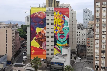 Mural Aurora Negra foi feito por quatro artistas negros e é entregue por Vinícius Amorim, contratado pela rede de supermercados Carrefour.<!-- NICAID(14973618) -->