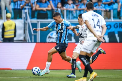 RS - FUTEBOL/CAMPEONATO BRASILEIRO 2025/GREMIO x SANTOS - ESPORTES - Lance da partida entre Gremio e Santos disputada na tarde deste domingo, na Arena do Gremio, em partida valida pela Campeonato Brasileiro 2025. Na foto, Alysson. FOTO: LUCAS UEBEL/GREMIO FBPA<!-- NICAID(16030512) -->