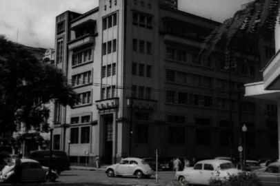 Print de documentário de 1963Prédio implodido em 1976<!-- NICAID(15498909) -->