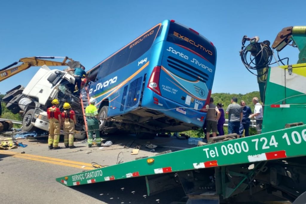Bloqueio total na BR-116 em Pelotas provoca filas de quil&ocirc;metros ap&oacute;s colis&atilde;o com mortes