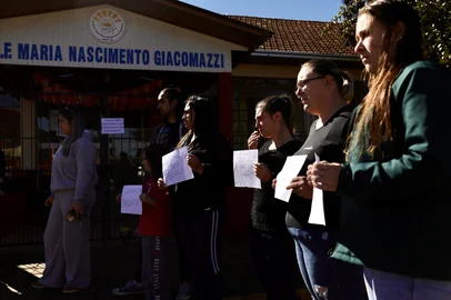 ESTAÇÃO, RS, BRASIL, 09-07-2025: Pais de alunos protestam em frente à Escola Municipal Maria Nascimento Giacomazzi, onde um ataque a faca deixou uma criança morta e outras três pessoas feridas na manhã desta terça-feira (8). O crime abalou a pequena cidade de cerca de 6 mil habitantes, no norte do Rio Grande do Sul. Foto: Jefferson Botega/Agência RBSIndexador: jeff botega<!-- NICAID(16076470) -->