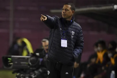 Venezuela's Metropolitanos coach Jose Maria Morr gestures during the Copa Sudamericana group stage football match between Argentina's Lanus and Venezuela's Metropolitanos, at the Ciudad de Lanus stadium, in Lanus, Buenos Aires province, Argentina, on May 25, 2022. (Photo by Luis ROBAYO / AFP)Editoria: SPOLocal: LanusIndexador: LUIS ROBAYOSecao: soccerFonte: AFPFotógrafo: STF<!-- NICAID(15436376) -->