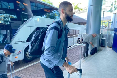 Grêmio chega a Salvador<!-- NICAID(16025073) -->