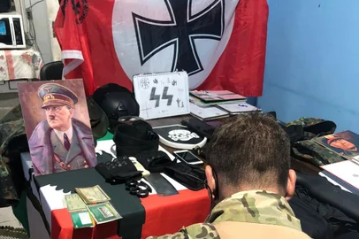 Polícia apreende material neonazista na casa de adolescente investigado por planejar ataque em escola de Maquiné <!-- NICAID(15400429) -->