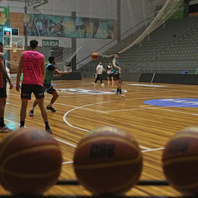 CAXIAS DO SUL, RS, BRASIL, 17/09/2024. Treino do Caxias do Sul Basquete no ginásio do Sesi. O time se prepara para a temporada 2024/2025 do NBB. (Porthus Junior/Agência RBS)Indexador: Porthus JUNIOR<!-- NICAID(15868954) -->