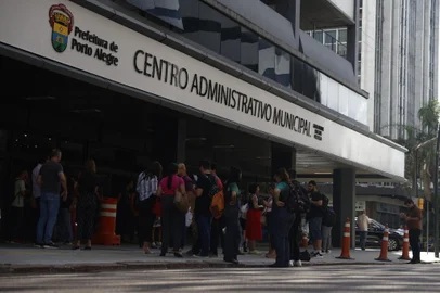 PORTO ALEGRE, RS, BRASIL - 2024.02.29 - Funcionários da prefeitura são evacuados de prédio do Centro Administrativo Municipal. (Foto: André Ávila/ Agência RBS)<!-- NICAID(15692829) -->