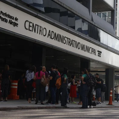 PORTO ALEGRE, RS, BRASIL - 2024.02.29 - Funcionários da prefeitura são evacuados de prédio do Centro Administrativo Municipal. (Foto: André Ávila/ Agência RBS)<!-- NICAID(15692829) -->