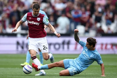 Nottingham Forest's Argentinian midfielder #16 Nicolas Dominguez (R) tackles West Ham's Argentinian midfielder #24 Guido Rodriguez during the English Premier League football match between West Ham United and Nottingham Forest at the London Stadium, in London on May 18, 2025. (Photo by HENRY NICHOLLS / AFP) / RESTRICTED TO EDITORIAL USE. No use with unauthorized audio, video, data, fixture lists, club/league logos or 'live' services. Online in-match use limited to 120 images. An additional 40 images may be used in extra time. No video emulation. Social media in-match use limited to 120 images. An additional 40 images may be used in extra time. No use in betting publications, games or single club/league/player publications. / Editoria: SPOLocal: LondonIndexador: HENRY NICHOLLSSecao: soccerFonte: AFPFotógrafo: STF<!-- NICAID(16204967) -->