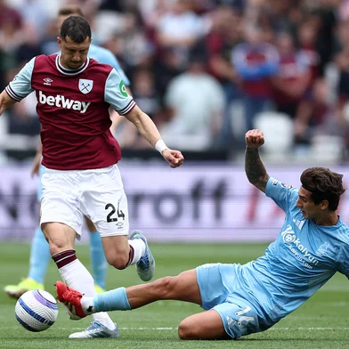 Nottingham Forest's Argentinian midfielder #16 Nicolas Dominguez (R) tackles West Ham's Argentinian midfielder #24 Guido Rodriguez during the English Premier League football match between West Ham United and Nottingham Forest at the London Stadium, in London on May 18, 2025. (Photo by HENRY NICHOLLS / AFP) / RESTRICTED TO EDITORIAL USE. No use with unauthorized audio, video, data, fixture lists, club/league logos or 'live' services. Online in-match use limited to 120 images. An additional 40 images may be used in extra time. No video emulation. Social media in-match use limited to 120 images. An additional 40 images may be used in extra time. No use in betting publications, games or single club/league/player publications. / Editoria: SPOLocal: LondonIndexador: HENRY NICHOLLSSecao: soccerFonte: AFPFotógrafo: STF<!-- NICAID(16204967) -->