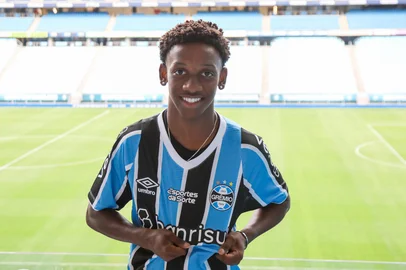 Grêmio anuncia que Gabriel Mec assinou primeiro contrato como profissional. <!-- NICAID(15898629) -->