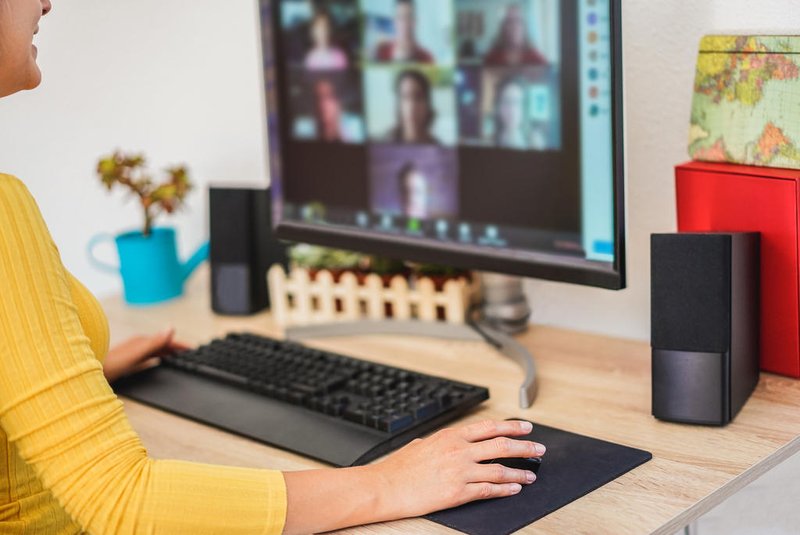 Young woman having a discussion meeting in video call with her team - Girl having chatting with friends on computer web app - Technology and smart work concept - Focus on handFonte: 336370900<!-- NICAID(14636841) -->