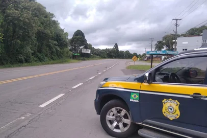 Motociclista morre após acidente na BR-116, em Caxias do Sul, na manhã de segunda-feira (25). <!-- NICAID(15633890) -->