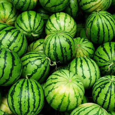 Imagem de uma pilha de melancias.<!-- NICAID(15253347) -->