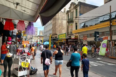 Movimento na Rua Voluntários da Pátria, em Porto Alegre