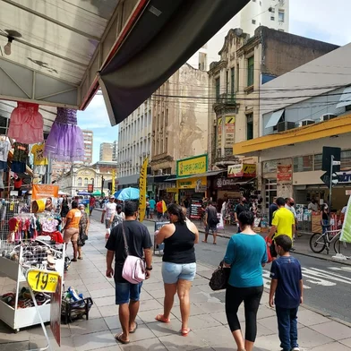 Movimento na Rua Voluntários da Pátria, em Porto Alegre