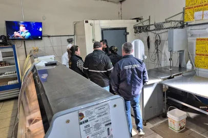 Meia tonelada de alimentos impróprios são apreendidos por Ministério Público em supermercados de Garibaldi<!-- NICAID(16101039) -->