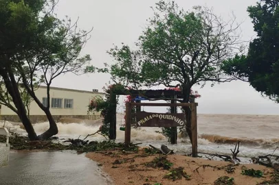 Barra do Ribeiro tem ruas alagadas pela elevação do nível do Guaíba, e famílias deixam suas casas<!-- NICAID(15551652) -->