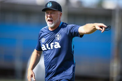 RS - FUTEBOL/ TREINO GREMIO 2025 - ESPORTES - Jogadores do Gremio realizam treino tÃ©cnico durante a manha desta terca-feira, no CT Luiz Carvalho, na preparaÃ§Ã£o para a partida valida pela Copa Sul-Americana 2025. FOTO: LUCAS UEBEL/GREMIO FBPA. Mano Menezes durante treino<!-- NICAID(16021718) -->