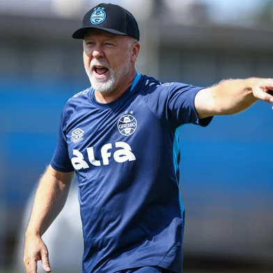 RS - FUTEBOL/ TREINO GREMIO 2025 - ESPORTES - Jogadores do Gremio realizam treino tÃ©cnico durante a manha desta terca-feira, no CT Luiz Carvalho, na preparaÃ§Ã£o para a partida valida pela Copa Sul-Americana 2025. FOTO: LUCAS UEBEL/GREMIO FBPA. Mano Menezes durante treino<!-- NICAID(16021718) -->