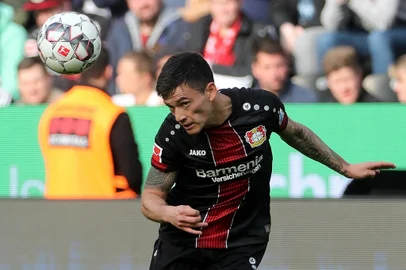 Leverkusen's Chilean midfielder Charles Mariano Aránguiz heads the ball during the German first division Bundesliga football match between Bayer Leverkusen and RB Leipzig in Leverkusen, western Germany, on April 6, 2019. (Photo by HASAN BRATIC / AFP) / RESTRICTIONS: DFL REGULATIONS PROHIBIT ANY USE OF PHOTOGRAPHS AS IMAGE SEQUENCES AND/OR QUASI-VIDEOEditoria: SPOLocal: LeverkusenIndexador: HASAN BRATICSecao: soccerFonte: AFPFotógrafo: STR<!-- NICAID(14051847) -->