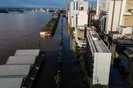PORTO ALEGRE, RS, BRASIL - 2024.05.17 - Comporta 3 da Mauá é retirada com rebocador para reduzir inundação no Centro Histórico. (Foto: André Ávila/ Agência RBS)<!-- NICAID(15767054) -->