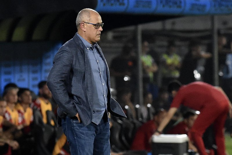 Olimpia's head coach Francisco Arce looks on during the Copa Libertadores round of 16 second leg football match between Paraguay's Olimpia and Brazil's Flamengo, at the Defensores del Chaco stadium in Asuncion, on August 10, 2023. (Photo by NORBERTO DUARTE / AFP)Editoria: SPOLocal: AsuncionIndexador: NORBERTO DUARTESecao: soccerFonte: AFPFotógrafo: STR<!-- NICAID(15510913) -->
