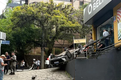 Após colisão, carro capota e invade fachada de ferragem no bairro Mont’Serrat <!-- NICAID(16166170) -->